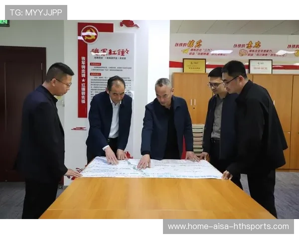 赛车团队进行赛道分析会议，策略制定更具针对性