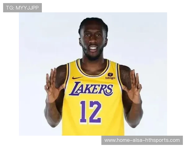 湖人普林斯外线迎接传球，顺势三分命中——解读湖人球员的精彩表现与团队合作精神